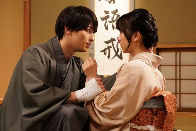 ドラマ・映画の見つめあう2人の画像