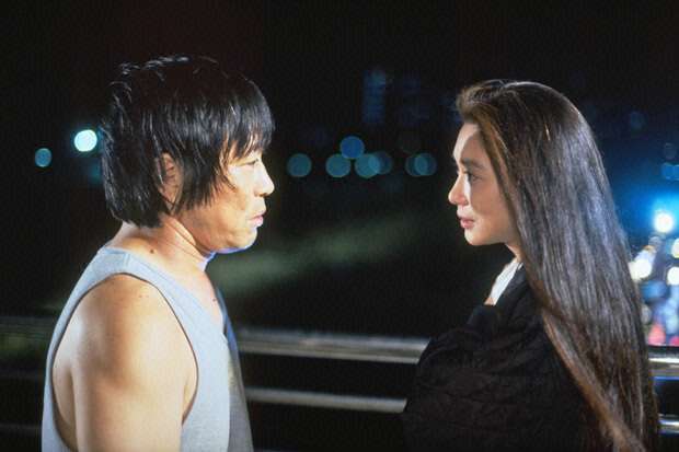 ドラマ・映画の見つめあう2人の画像