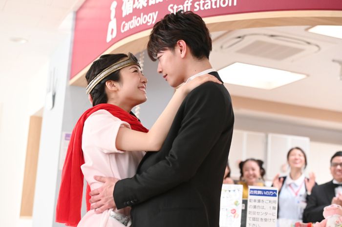 ドラマ・映画の見つめあう2人の画像