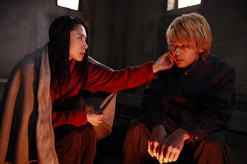 ドラマ・映画の見つめあう2人の画像