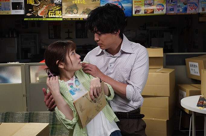 ドラマ・映画の見つめあう2人の画像