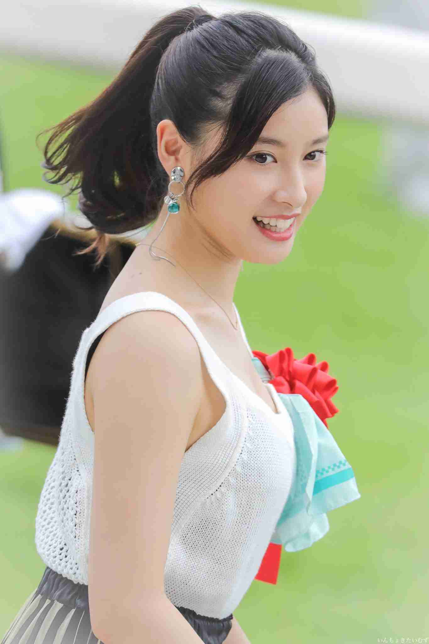 女優のポニーテール、ひとつ結び