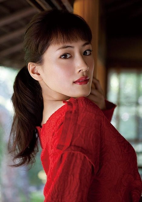 女優のポニーテール、ひとつ結び