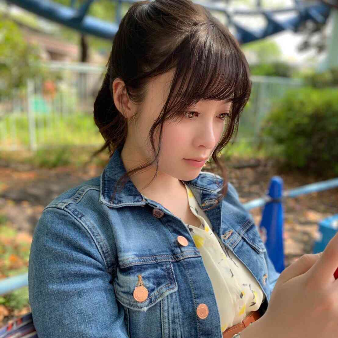 女優のポニーテール、ひとつ結び