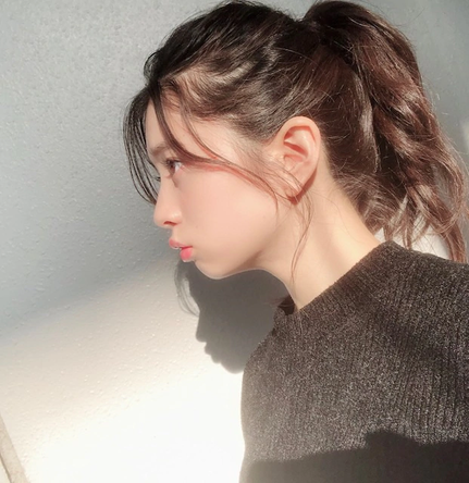 女優のポニーテール、ひとつ結び