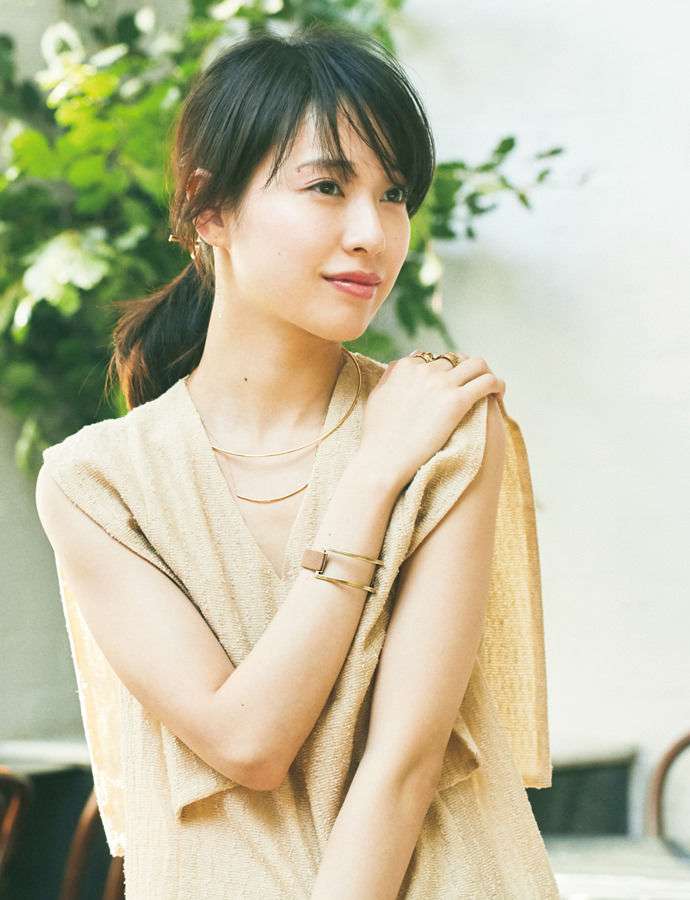 女優のポニーテール、ひとつ結び