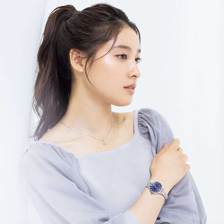 女優のポニーテール、ひとつ結び