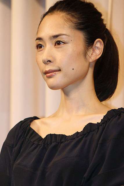 女優のポニーテール、ひとつ結び