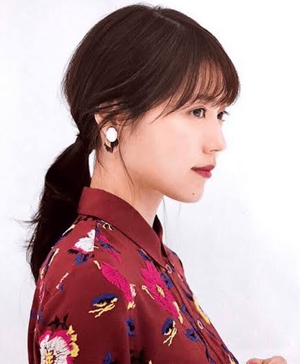 女優のポニーテール、ひとつ結び
