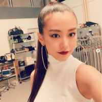 女優のポニーテール、ひとつ結び