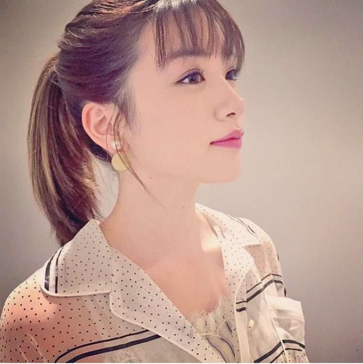 女優のポニーテール、ひとつ結び