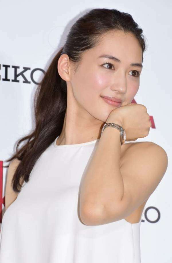 女優のポニーテール、ひとつ結び