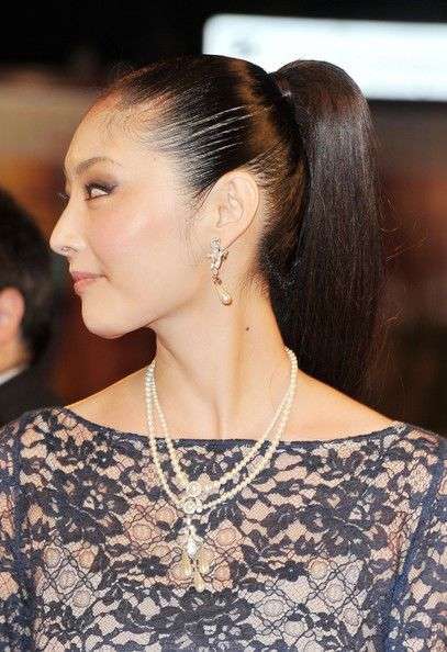女優のポニーテール、ひとつ結び