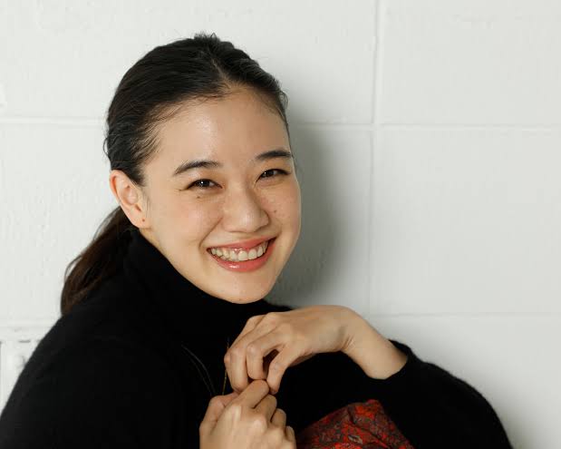 女優のポニーテール、ひとつ結び