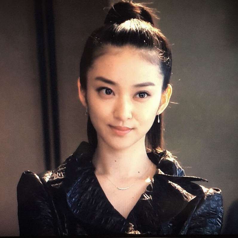 女優のポニーテール、ひとつ結び