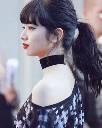 女優のポニーテール、ひとつ結び
