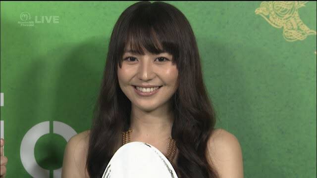 女優のポニーテール、ひとつ結び
