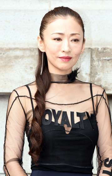 女優のポニーテール、ひとつ結び