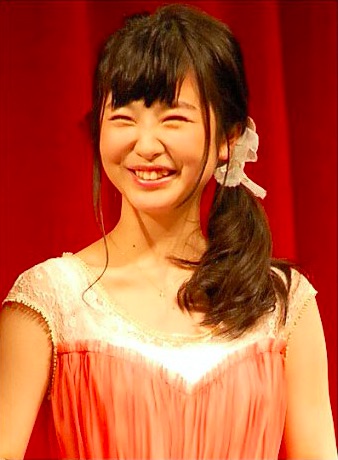 女優のポニーテール、ひとつ結び