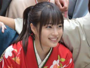 女優のポニーテール、ひとつ結び