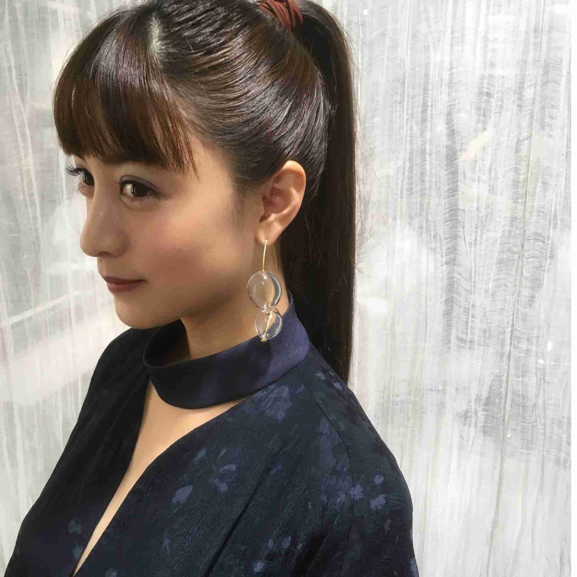 女優のポニーテール、ひとつ結び