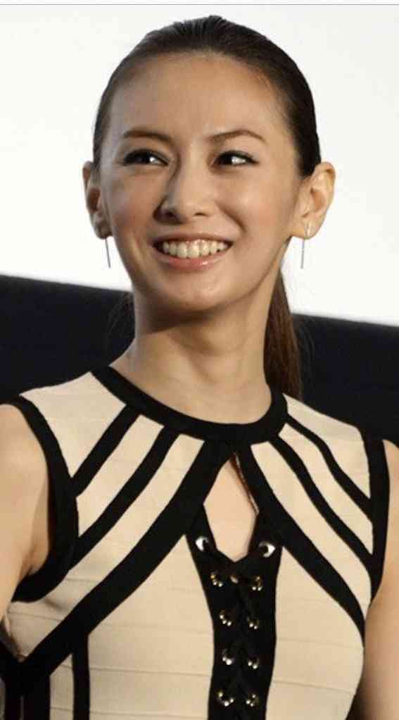 女優のポニーテール、ひとつ結び