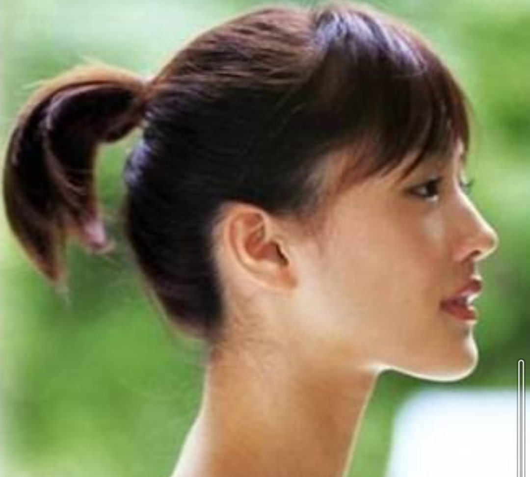 女優のポニーテール、ひとつ結び