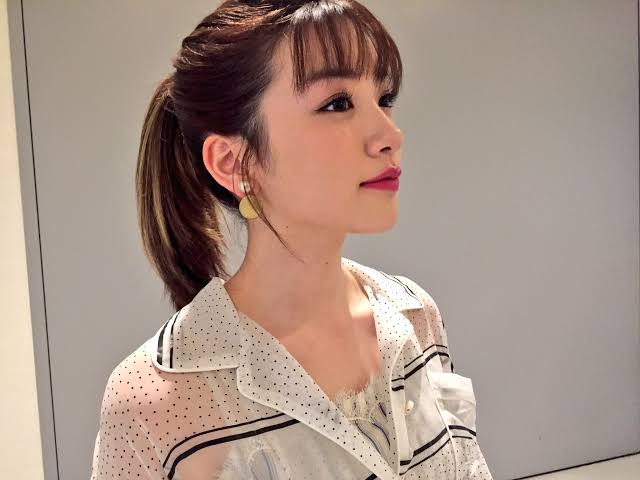 女優のポニーテール、ひとつ結び