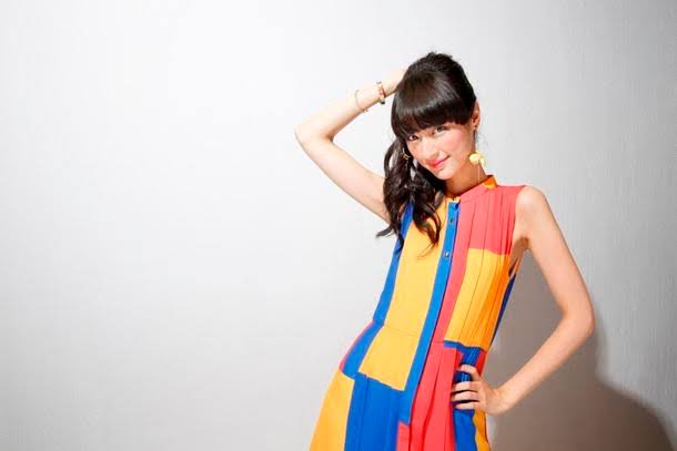 女優のポニーテール、ひとつ結び