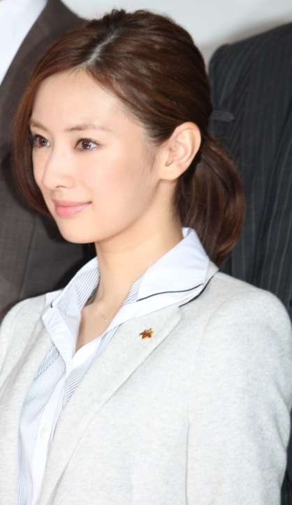女優のポニーテール、ひとつ結び