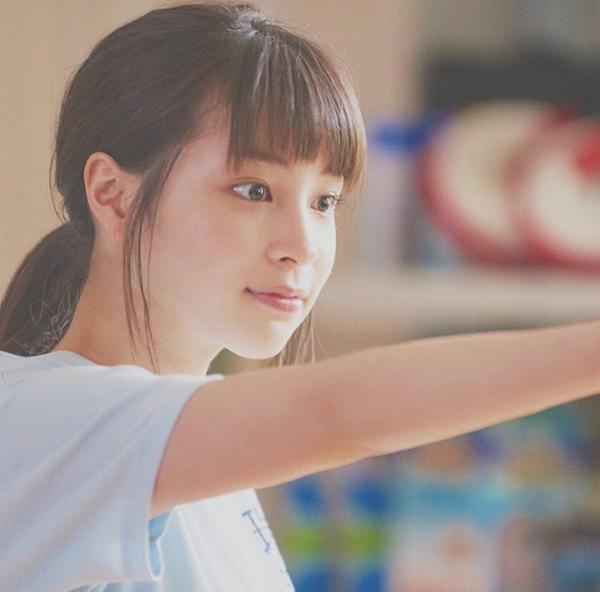 女優のポニーテール、ひとつ結び