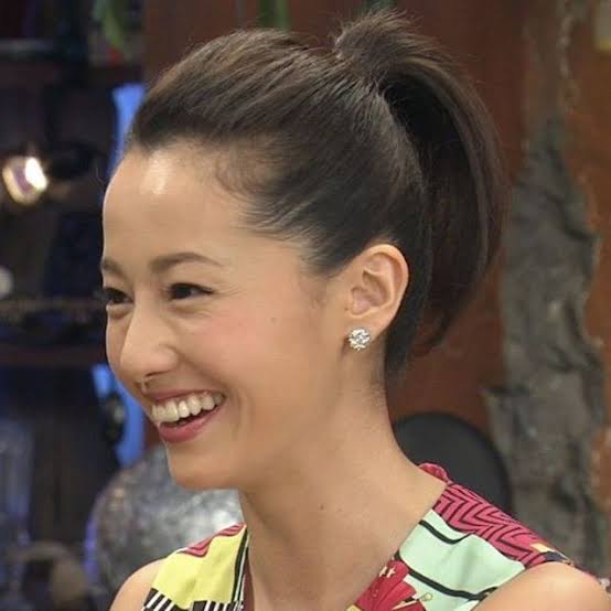 女優のポニーテール、ひとつ結び