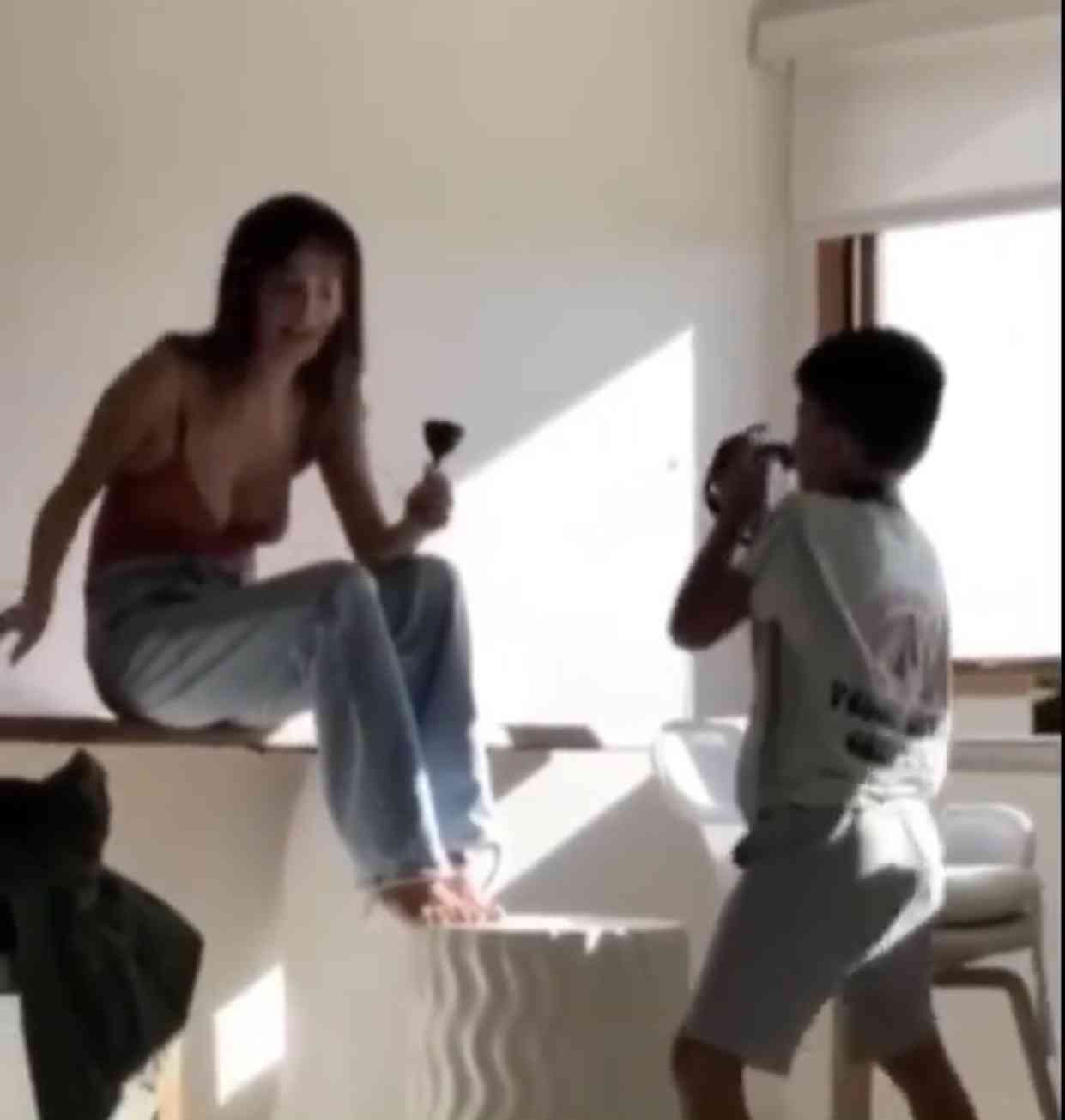 梨花「自称田中みな実」な写真公開、息子撮影カットに反響「色気と可愛さが混ざって最高すぎ」