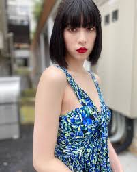 三吉彩花が「美乳」披露　「anan」の表紙を飾る