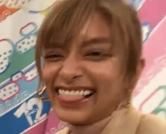 ローラ、上半身裸にデニムだけの姿を披露　「美しすぎる」「露出が凄い」