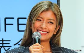 ローラ、上半身裸にデニムだけの姿を披露　「美しすぎる」「露出が凄い」