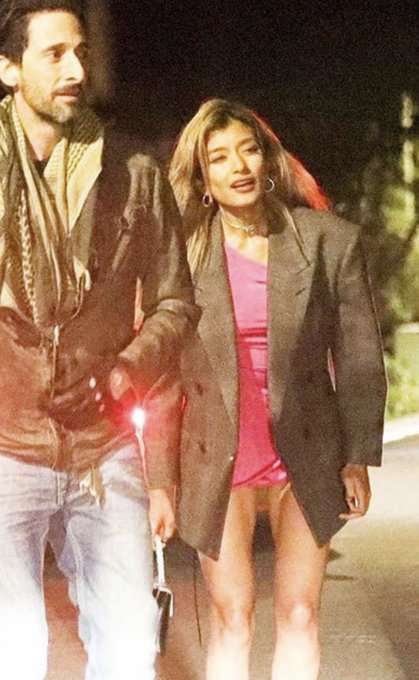 ローラ、上半身裸にデニムだけの姿を披露　「美しすぎる」「露出が凄い」