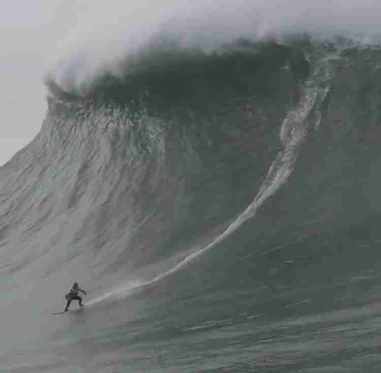 ブラジルのサーファー、22.4ｍの大波乗り切る　ギネスが史上最大と認定