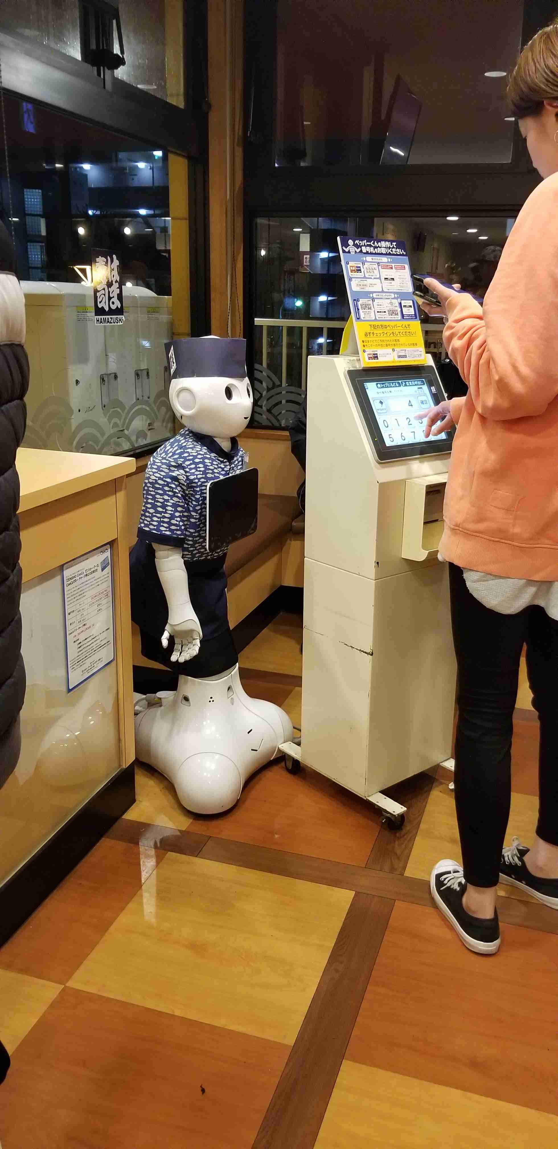 はま寿司の店頭から「ペッパー」が消えた　2年前は受付担当で大活躍だったのに