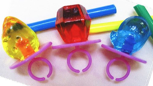 「先生お幸せに」指輪は折り紙、ブーケは風船　コロナで延期の結婚式　園児が手作り