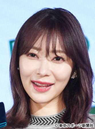 白石麻衣“彼女感”あふれるウインク披露 卒業記念本から先行公開