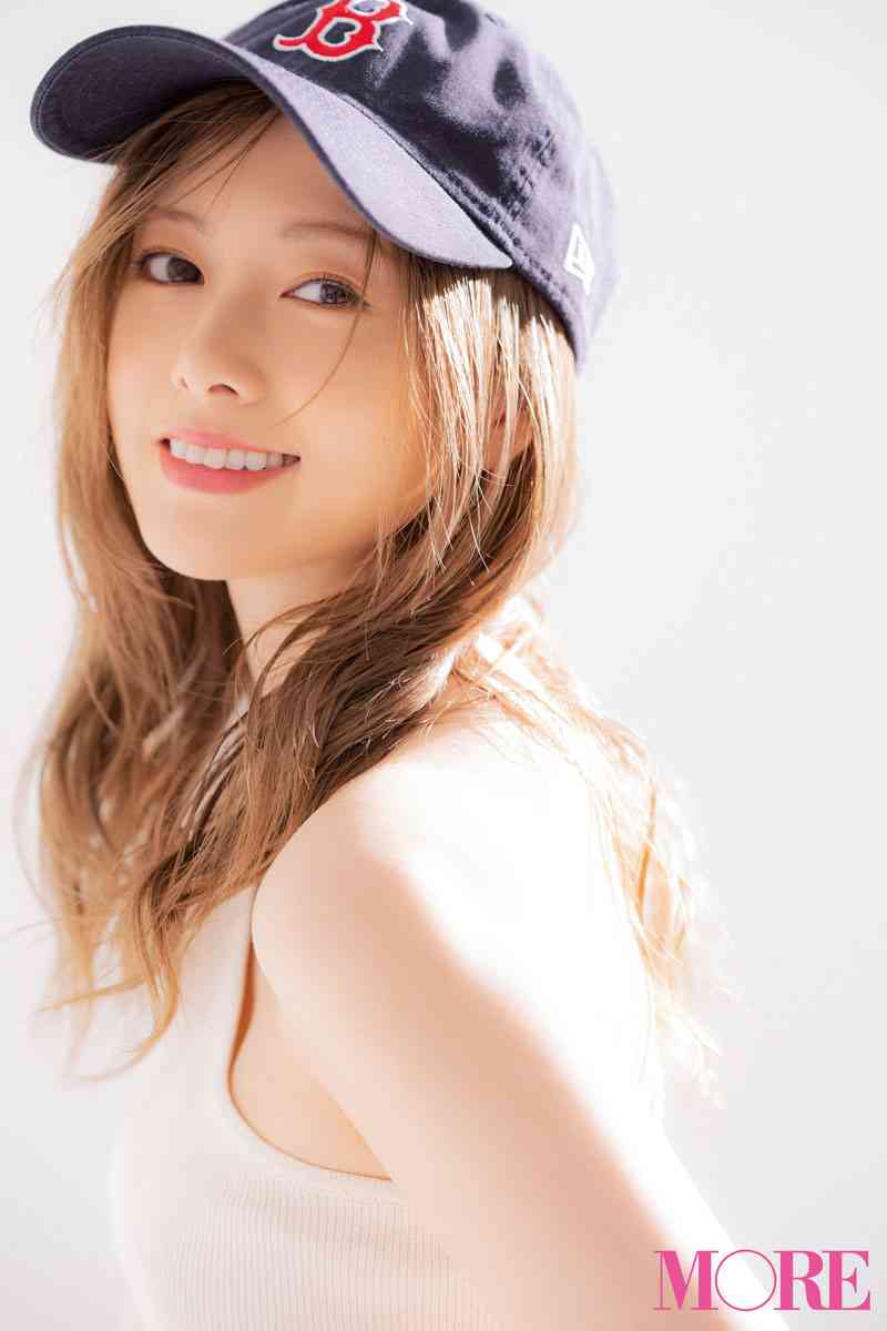 白石麻衣“彼女感”あふれるウインク披露 卒業記念本から先行公開