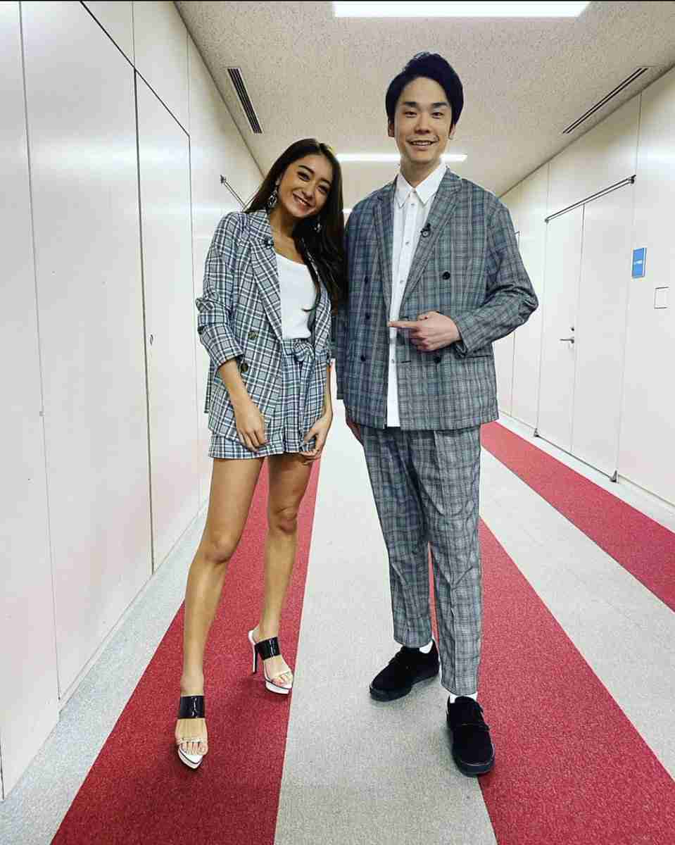 みちょぱ、かまいたち・山内との2Sで抜群のスタイル証明「腰の高さすごい」「脚の長さが…」