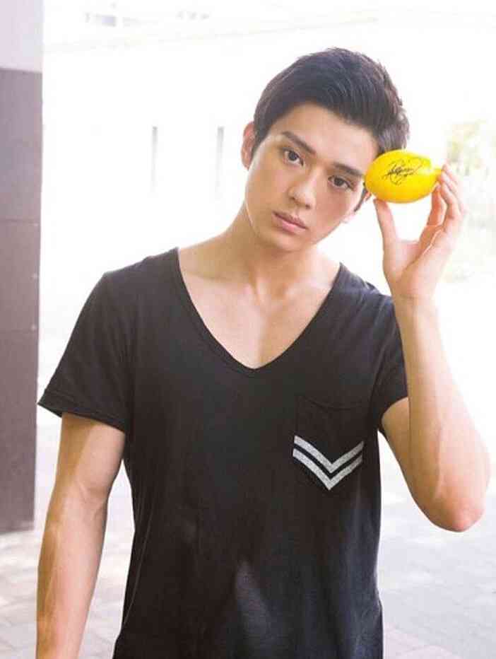 なんだかよくわからんポーズを撮ってるイケメンが見たい