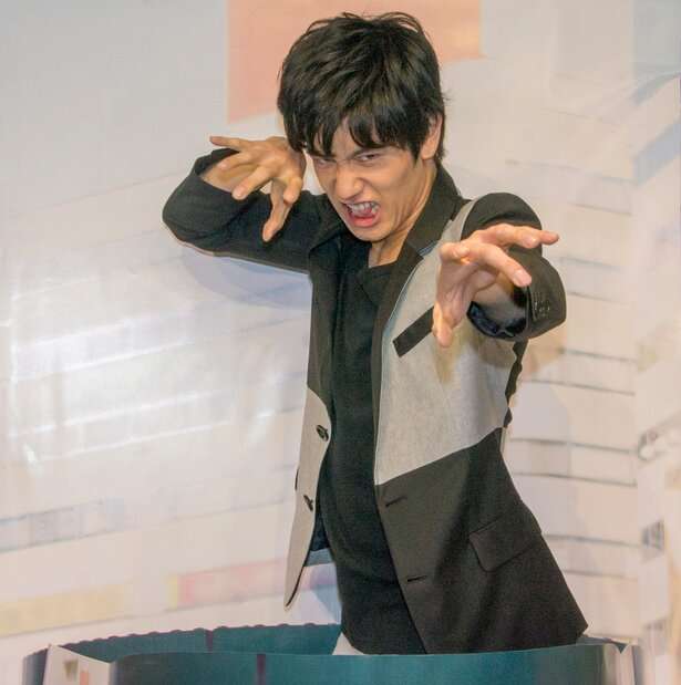 なんだかよくわからんポーズを撮ってるイケメンが見たい