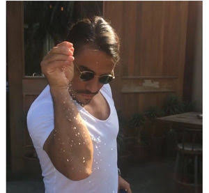 なんだかよくわからんポーズを撮ってるイケメンが見たい