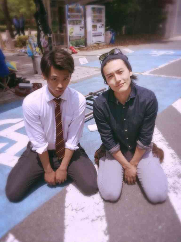 なんだかよくわからんポーズを撮ってるイケメンが見たい