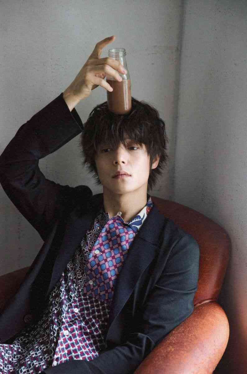 なんだかよくわからんポーズを撮ってるイケメンが見たい