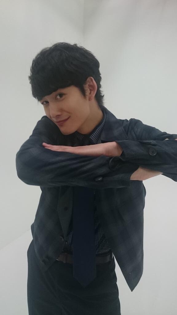 なんだかよくわからんポーズを撮ってるイケメンが見たい