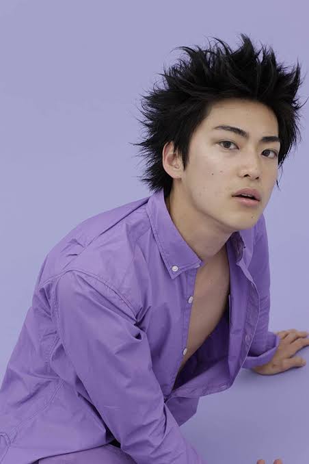 なんだかよくわからんポーズを撮ってるイケメンが見たい